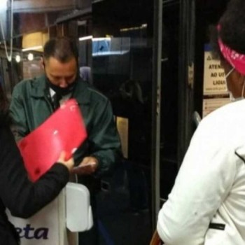 Após trabalho, pessoa deixa as ruas e retorna à sua cidade