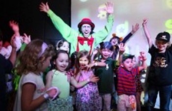 Festa Disco Baby vai agitar a Vila União com shows circenses