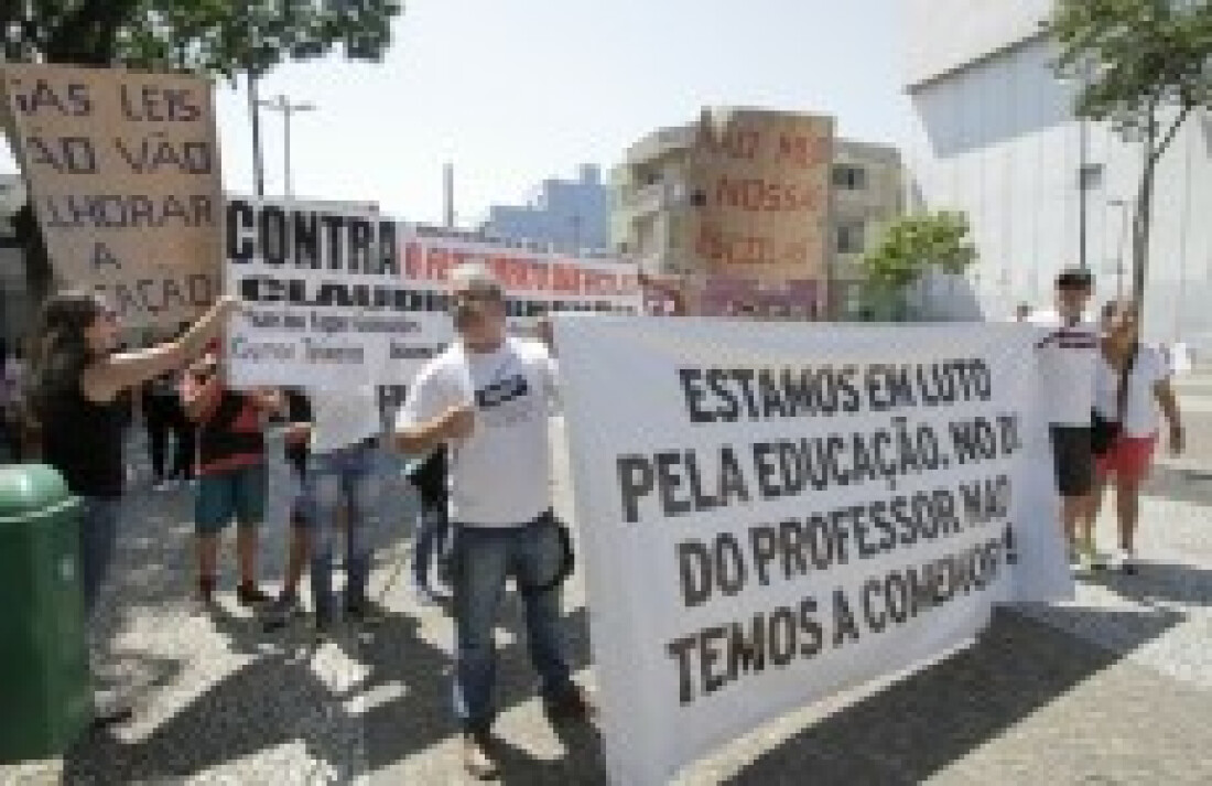 Dia dos Professores é marcado por protestos