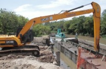 Empresa retira 300 metros cúbicos de sedimentos do rio
