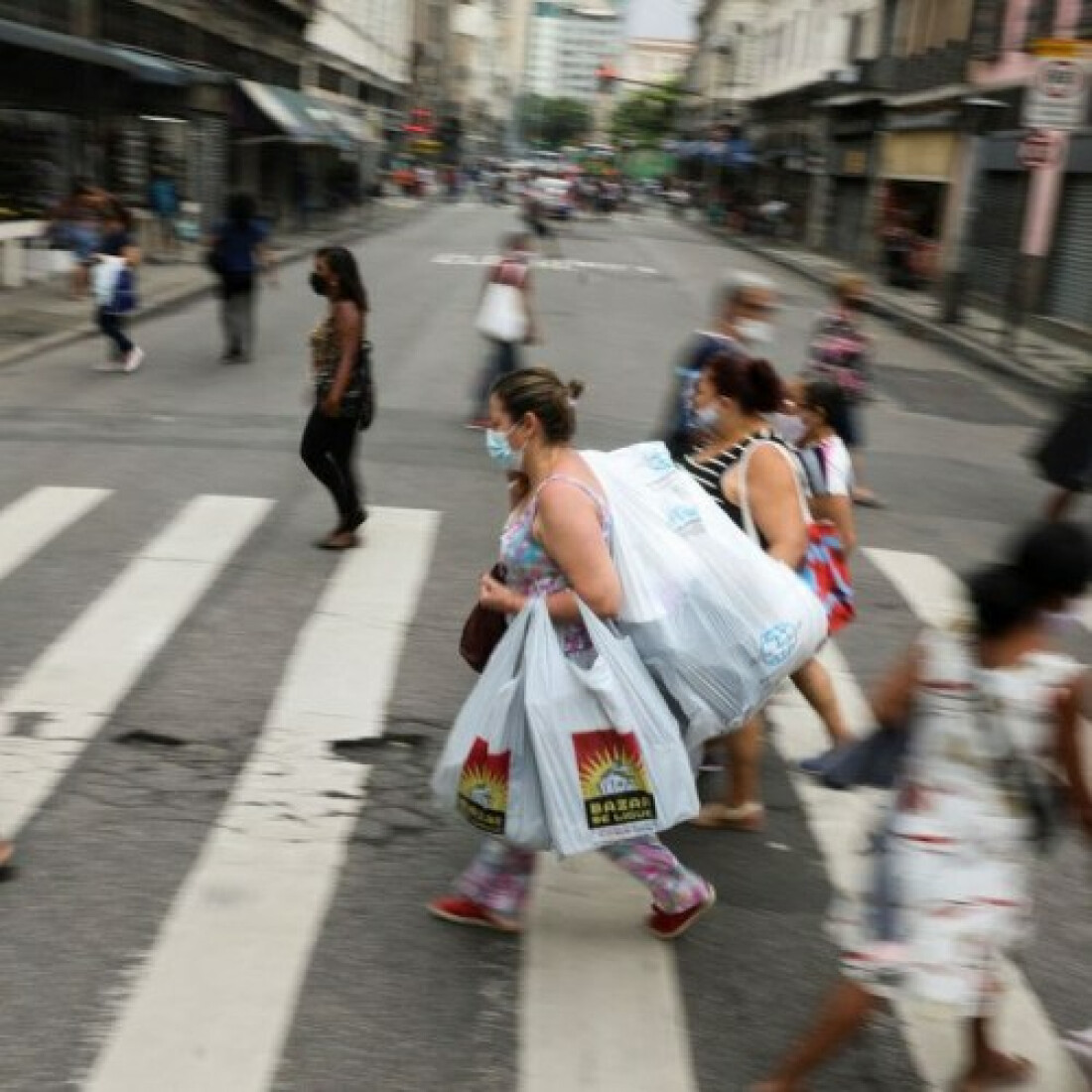 Comerciantes e moradores começam a seguir novo decreto