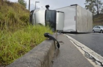 Caminhão tomba na via Mogi-Dutra