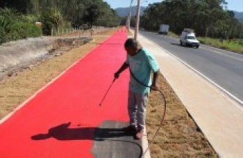 Nova ciclovia que liga César de Souza ao Rodeio recebe pintura