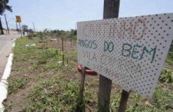 Vizinhos 'dão jeito' em área largada