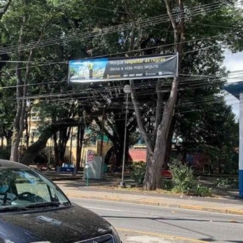 Cidade instala faixas com mensagens sobre o trânsito