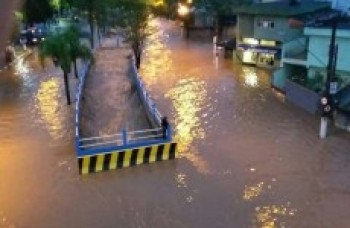 Chuvas causam queda de muros e enchentes