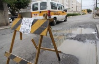 Moradores ironizam valas com aviso sobre Rodoanel