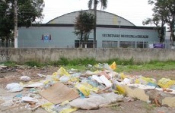 Terreno cheio de entulho incomoda a população: