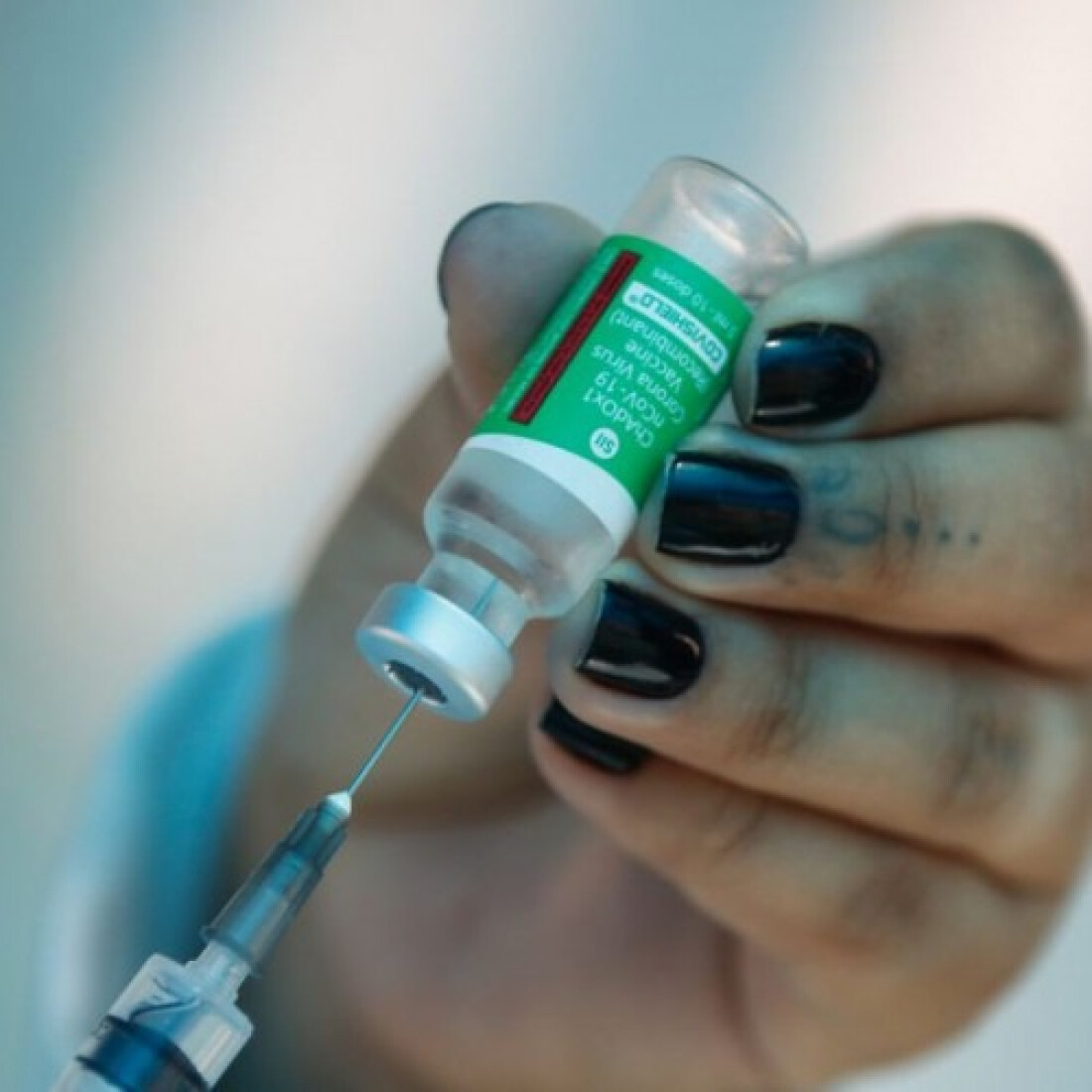 Cidades suspendem vacinação de grávidas com AstraZeneca