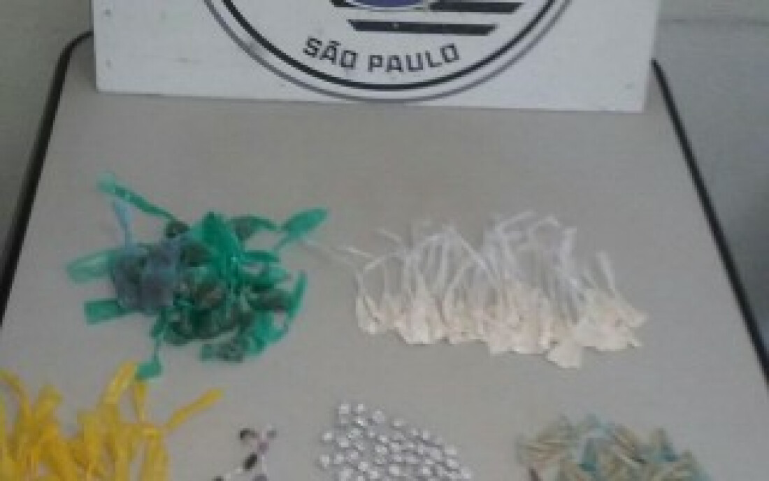 PM prende dupla com drogas perto de escola