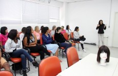 Palestra orienta sobre os cortes para fazer perucas