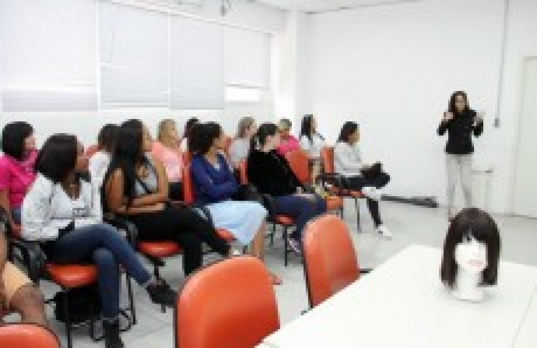 Palestra orienta sobre os cortes para fazer perucas