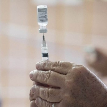 Vacinação de grávidas com AstraZeneca está suspensa