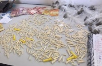 Drogas são achadas em mochila: