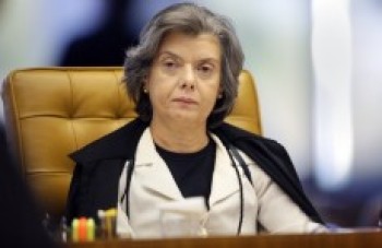 Cármen Lúcia cobra respeito aos juízes
