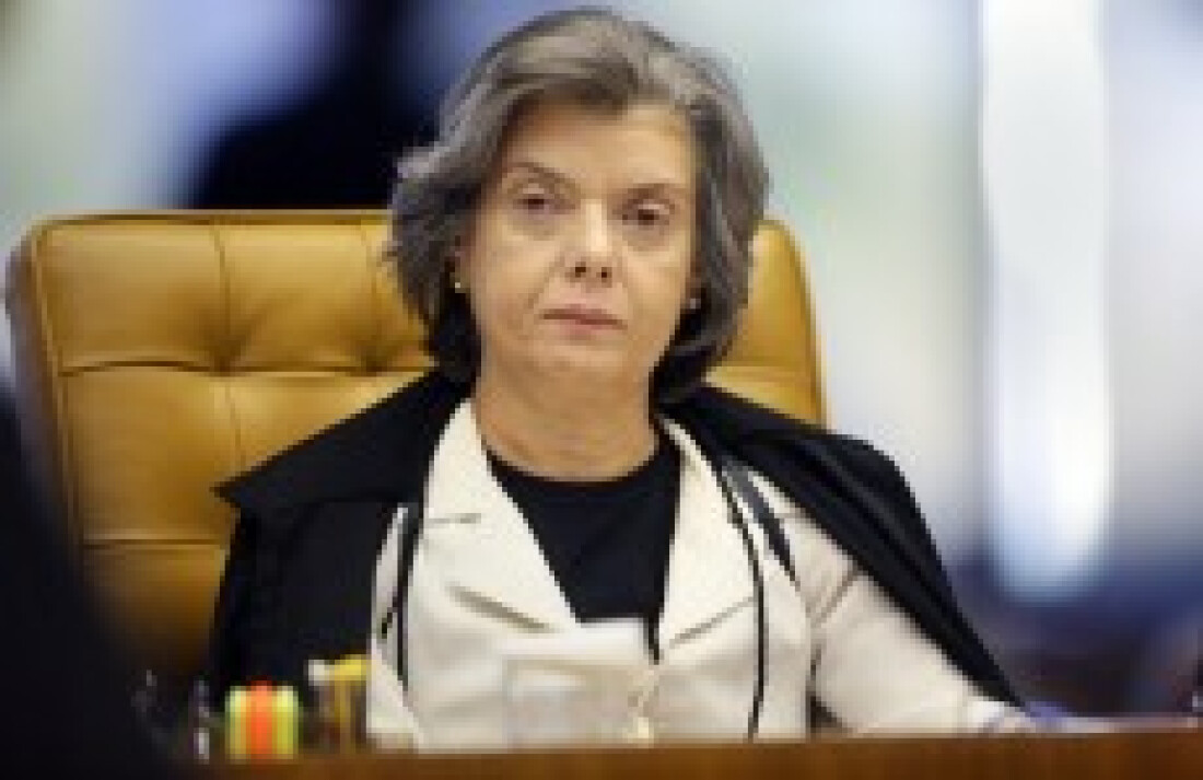 Cármen Lúcia cobra respeito aos juízes