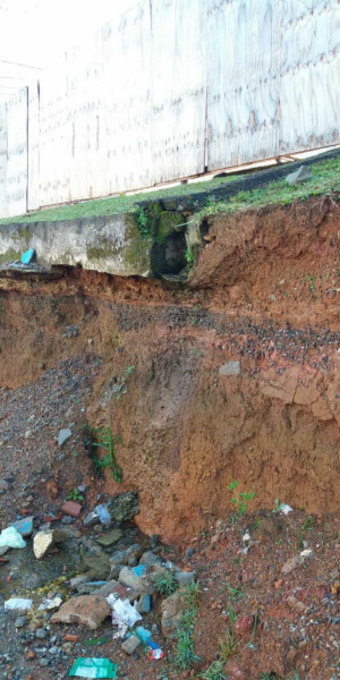 Moradora reclama de muro de escola que desabou