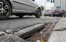 Bueiro torna-se 'arma' contra pedestres