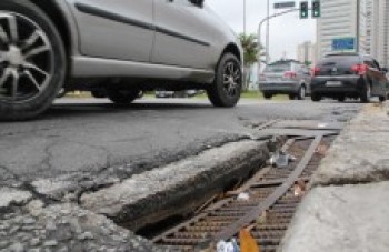 Bueiro torna-se 'arma' contra pedestres