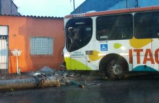 Ônibus desgovernado derruba poste e muro