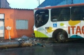 Ônibus desgovernado derruba poste e muro