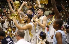 Mogi ergue a taça de campeão paulista após 20 longos anos