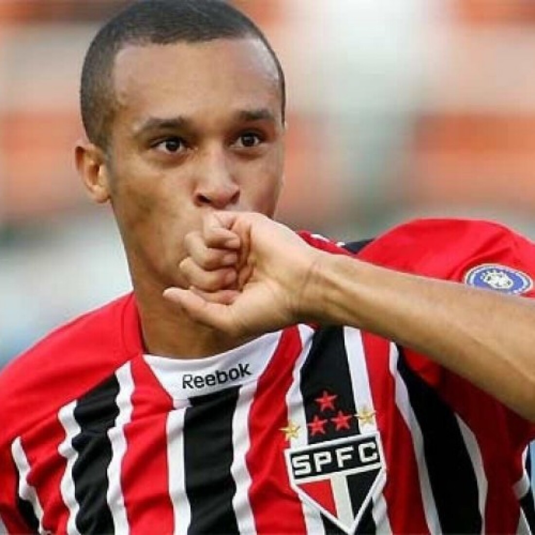 São Paulo empata e mantém ponta