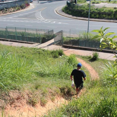 Moradores aguardam acesso à avenida Júlio Simões