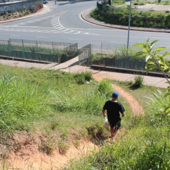 Moradores aguardam acesso à avenida Júlio Simões