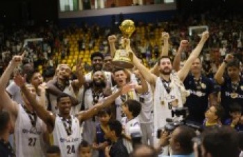 Mogi/Helbor desfila em viatura dos bombeiros