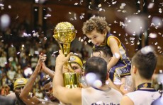 Torcedores podem tirar foto da taça