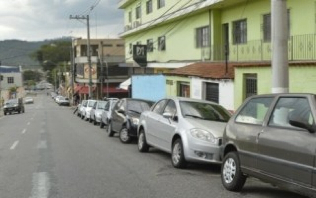 Falta de estacionamento prejudica comerciantes