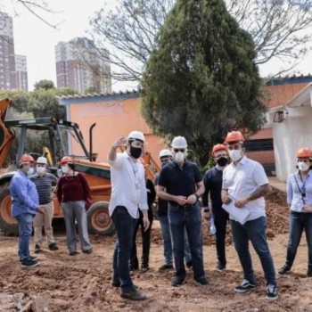 Obra para instalação do Sesc recebe a visita do prefeito
