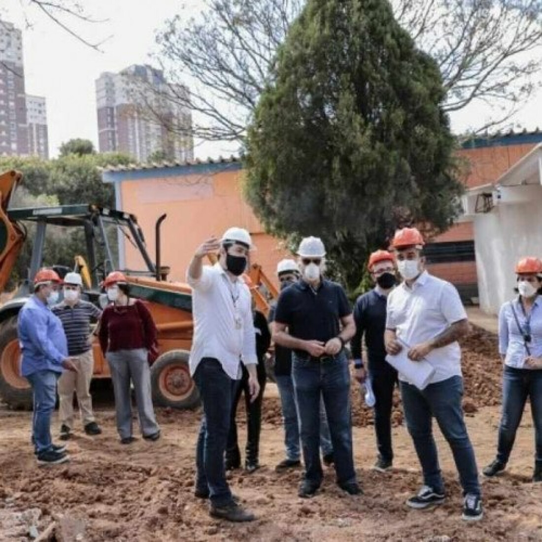 Obra para instalação do Sesc recebe a visita do prefeito