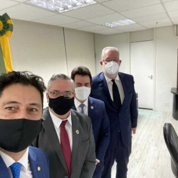 Prefeito Zé vai a Brasília por recursos a hospital