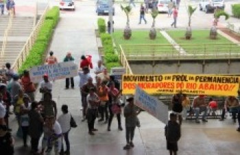 Famílias invasoras fazem protesto