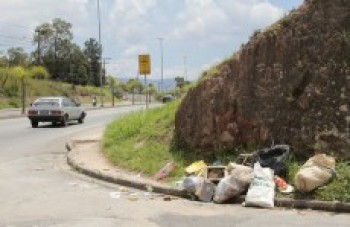 Descarte de entulhos incomoda moradores