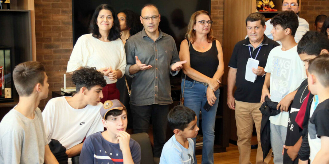 Estudantes de Birtiba-Ussu visitam a Câmara de Mogi