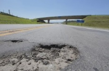 Buraco na Mogi-Dutra é perigo para motoristas