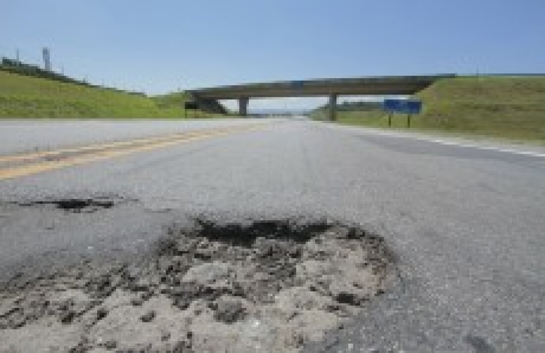 Buraco na Mogi-Dutra é perigo para motoristas