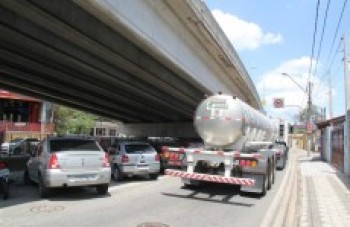 População reclama do tráfego de caminhões em Brás Cubas