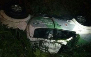 Viatura tomba na Mogi-Dutra