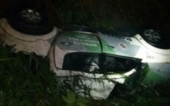 Viatura tomba na Mogi-Dutra