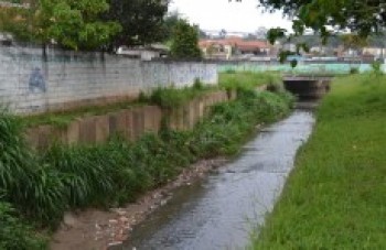 Obra de piscinão em Poá afeta moradores de bairro de Ferraz