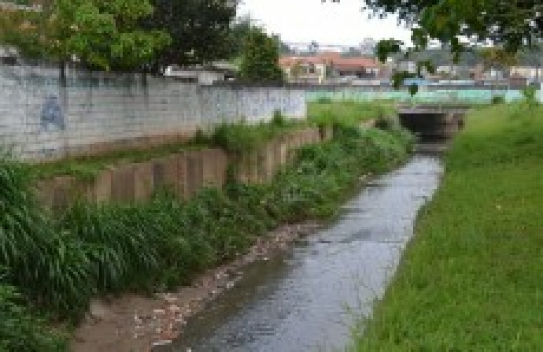 Obra de piscinão em Poá afeta moradores de bairro de Ferraz