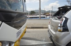 Ônibus e carro batem em Brás Cubas: