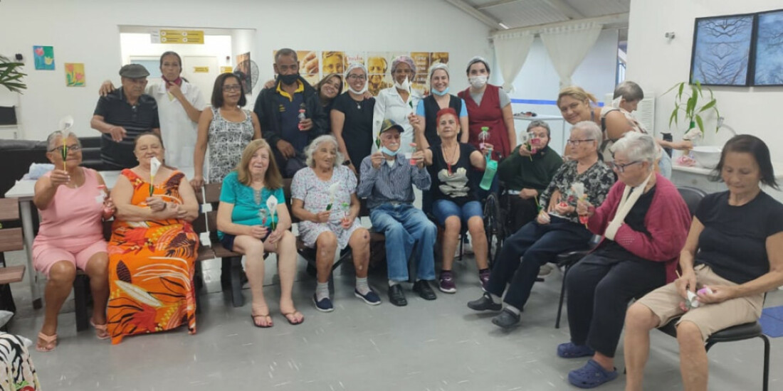 Mulheres do Centro Dia do Idoso de Arujá recebem dia de beleza