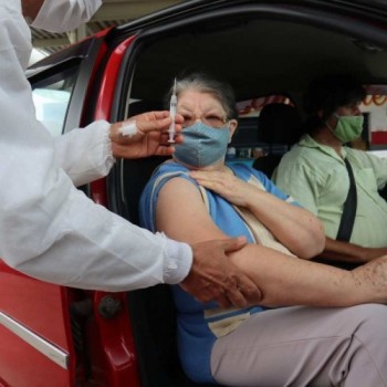 Idosos com 66 anos podem se vacinar hoje em Suzano