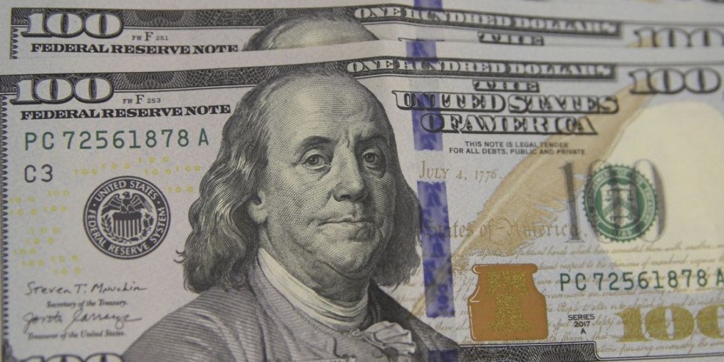Dólar cai para R$ 5,24 após ajuda a bancos estrangeiros