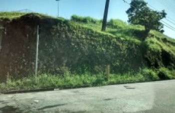 Ponto de descarte de entulho recebe limpeza: